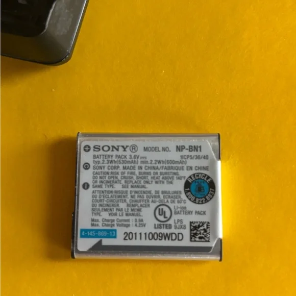 Sony rechargeable NP-BN1 Battery with wall charger - Picture 3 of 4